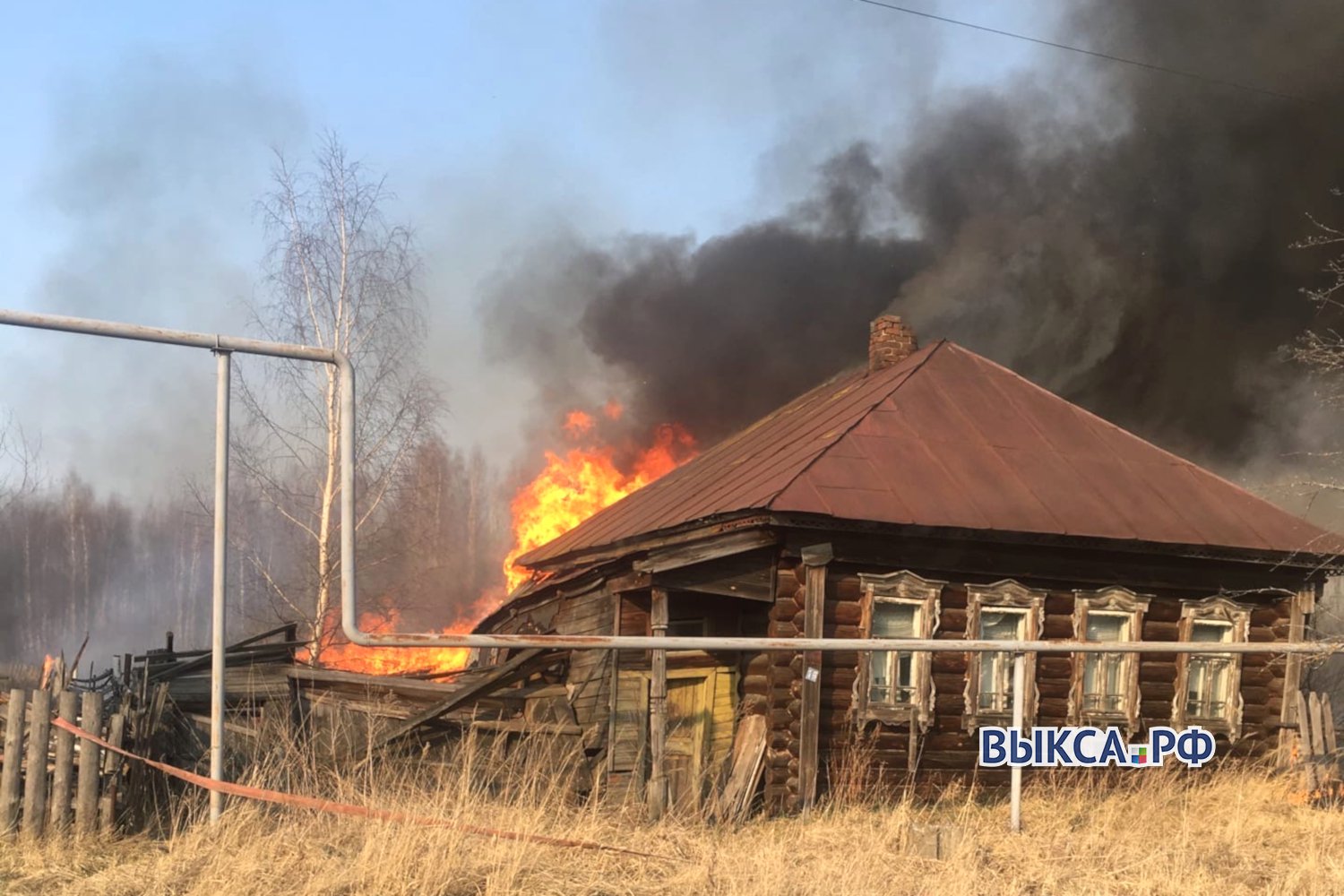 За сутки в округе сгорели дом, трава и баня